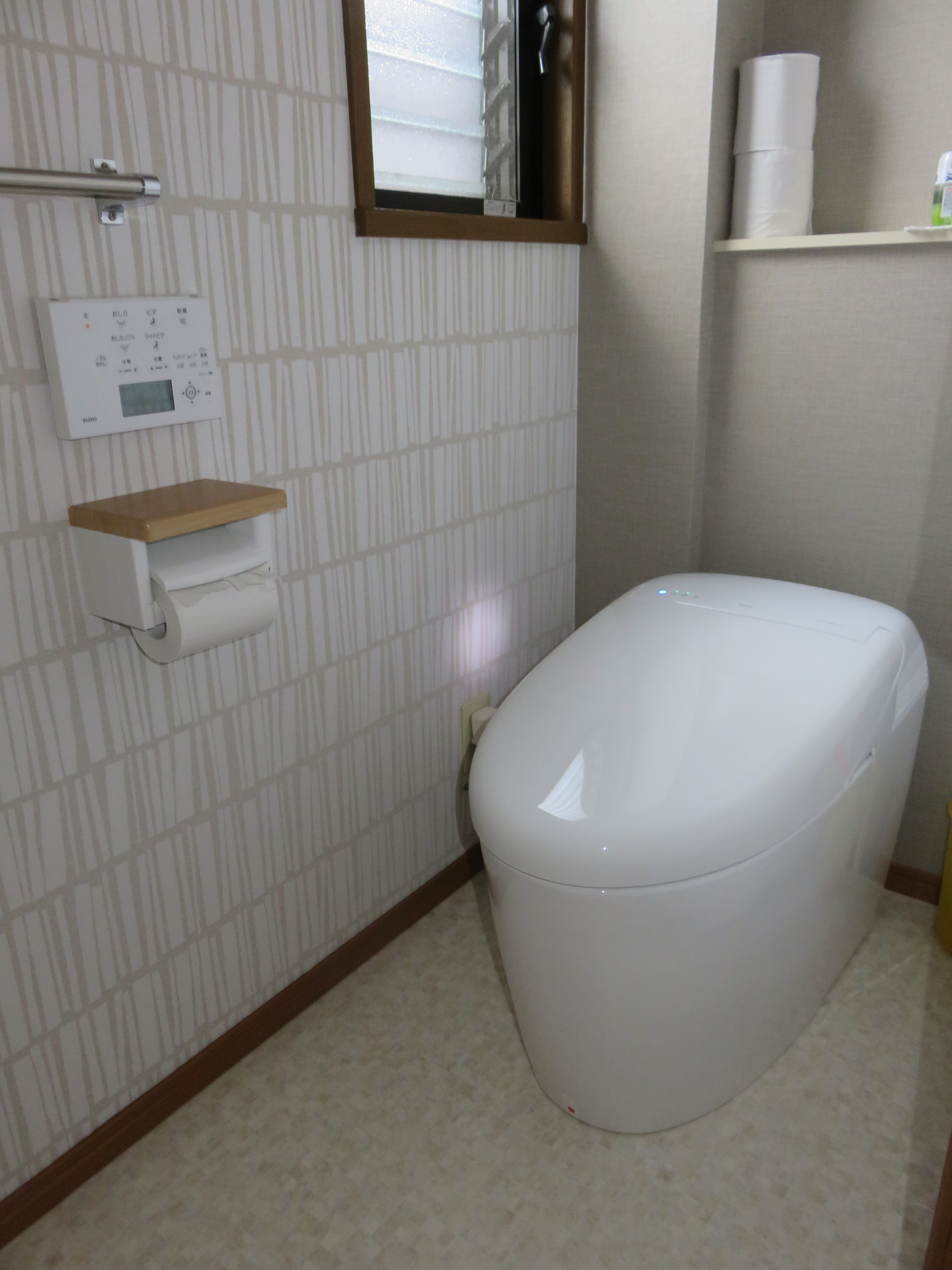 最新型のトイレを設置！出入り口をバリアフリーに。：施工事例｜ホームテック愛知県江南市・大口町・扶桑町の耐震相談